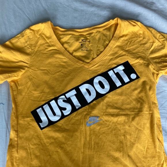Nike Tops - Nike tee